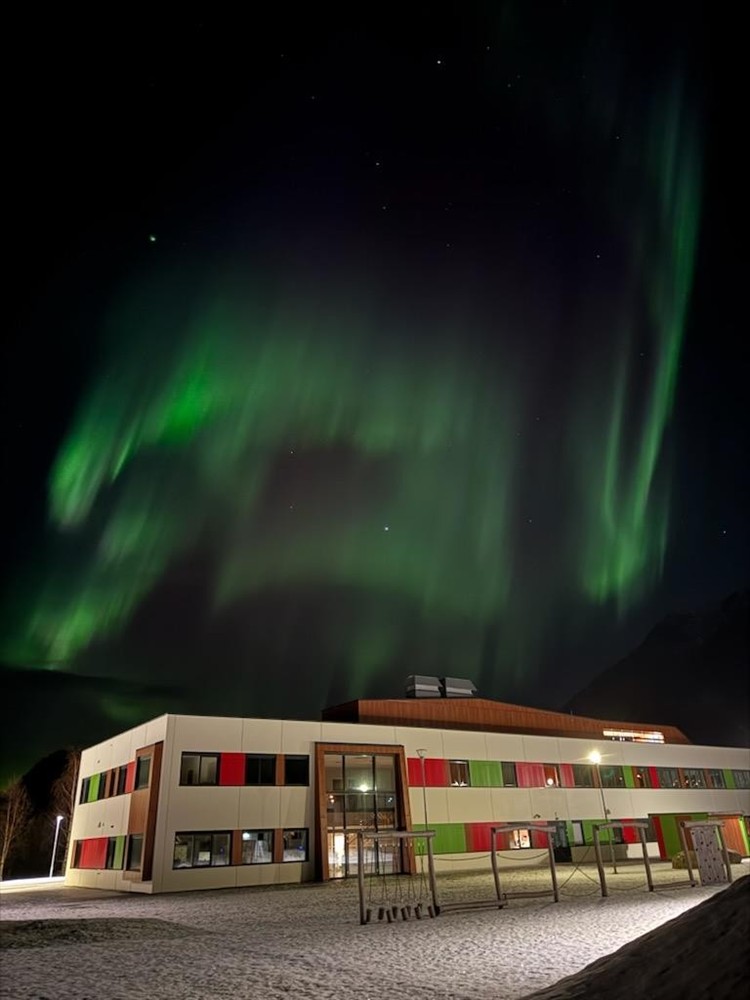 Nordlys over Måndalen skole - Klikk for stort bilde